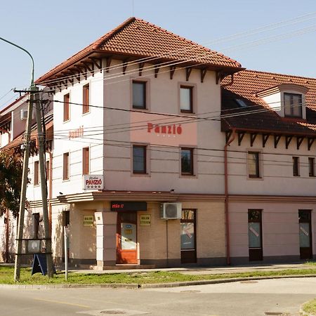Bed and Breakfast Malom Panzió Kiskunfélegyháza Exterior foto